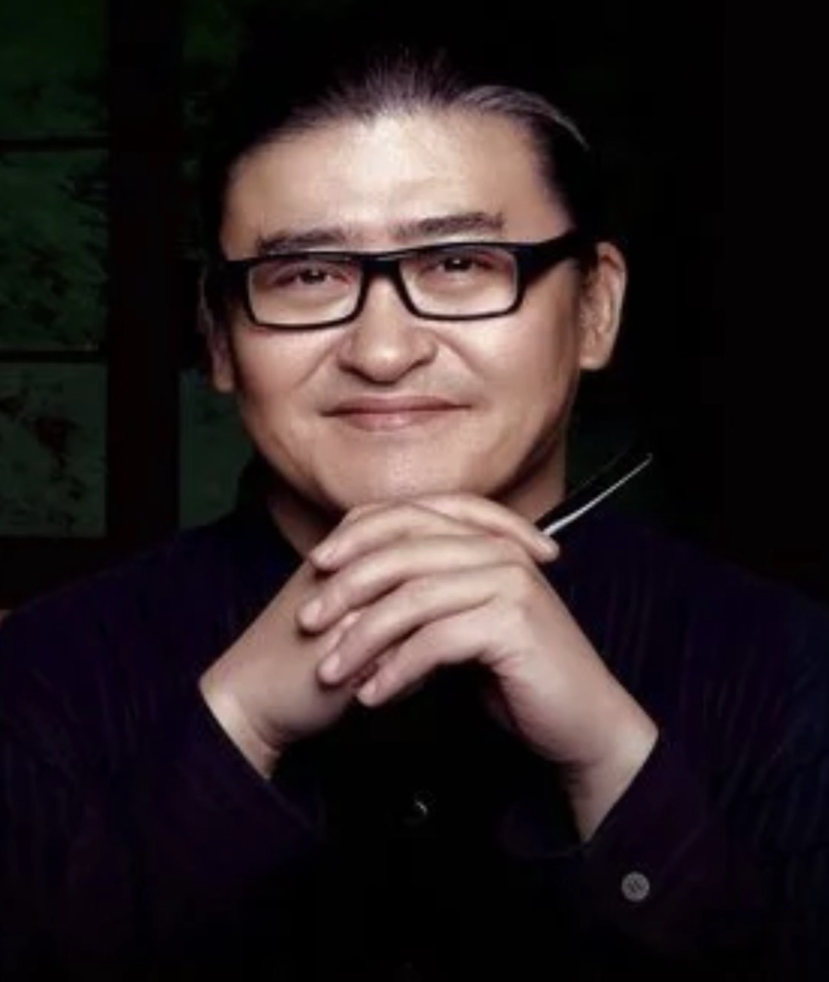 公开怀念刘欢的人里，

最让我意想不到的，

不是韩红和孙楠，也不是张纪中和高晓松，而是那英。

因为那英不仅发文缅怀，还在成都演唱会现场唱了《弯弯的月亮》。

很多人都知道，演唱会的歌都是要提前报备和购买版权的。

刘欢老师走的匆忙，那英临时加歌应该是来不及报备和买版权的，这样可能面临被罚，严重的