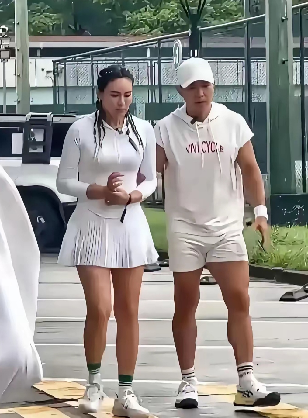 刘畊宏的直播间，
人气为什么越来越少？
有人说是大家看腻了，
没有新鲜感了。

也有人说
是因为刘畊宏带货导致的。

其实在我看来，
这些都不是导致，
他直播人气的暴跌原因。

真正的原因是，
观众们看了这些几年，
终于看明白了，
刘畊宏的跳舞操，
根本就减不了肥。

最直观的，
就是他的老婆，
他