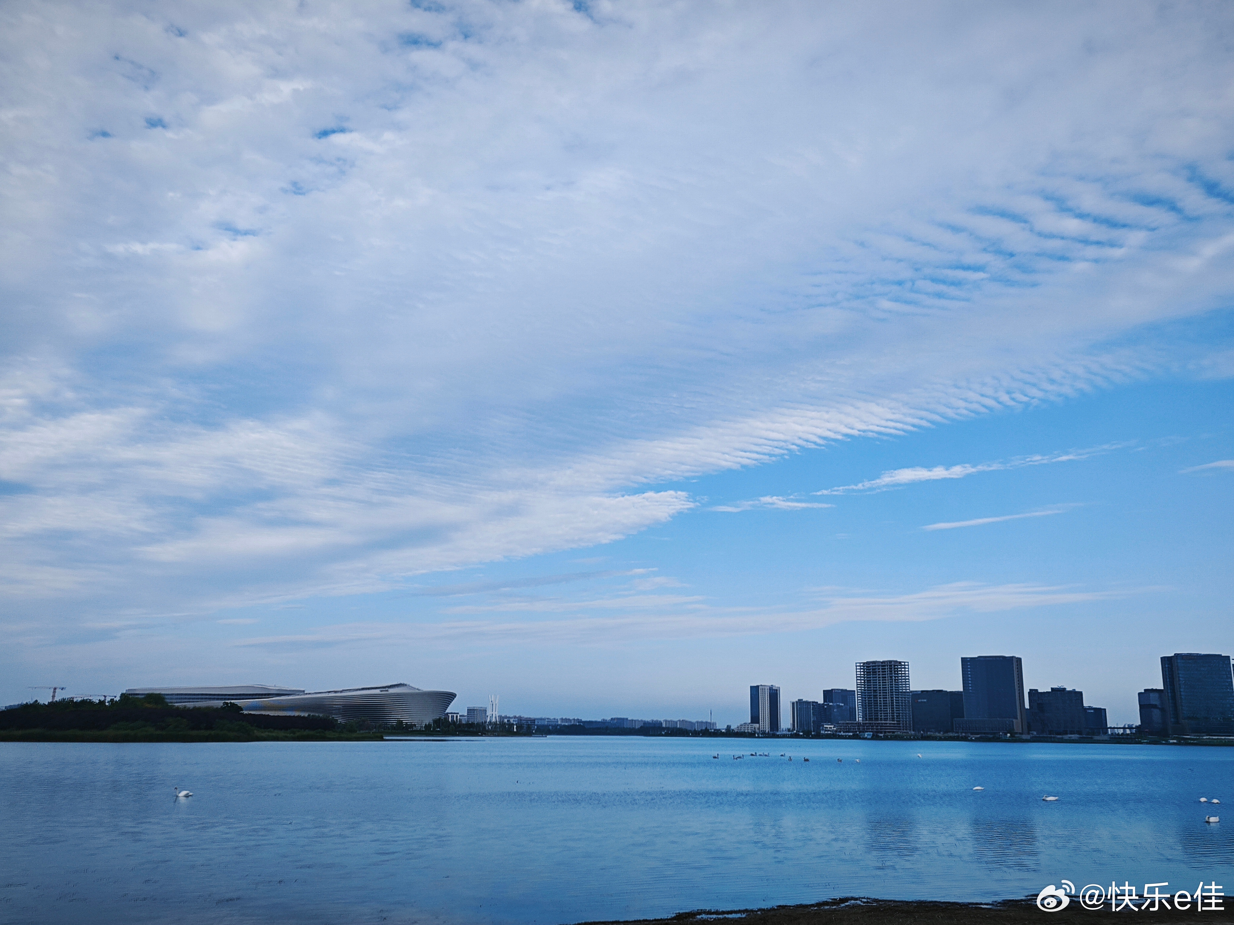 上午把孩送学校🏫参加入学测试 然后赶快去南四环买三轮车 🚗 代驾师傅开车把我拉回来正好孩考试结束🔚 接着一起回家，刚到楼下 送冰箱的也正好到小区🏘门口[赞] 饭刚做好 小妞跟爸爸骑着三轮车也到家了，美美一餐后 应孩要求 去北龙湖捞鱼啦～[抱一抱][嘻嘻]多么充实的一天啊!!8.29#就这一刻# ​