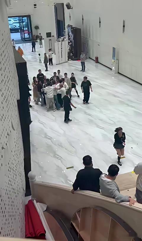 AI都不敢编的剧情，到头来这事还合法[衰]
贵州六盘水一酒楼，一楼在办新郎和新娘的婚礼迎宾，楼上同时在办新郎孩子的百天宴，两边就在一个酒店里
媒体报道，新郎吴某峰与新娘孔某涵已登记结婚，新郎与前女友林某育有子女但未登记，百日宴不构成重婚。
#男子楼上百日宴楼下婚宴被疑重婚# ​
