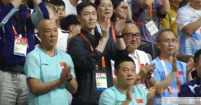 乒协主席王励勤这回坐不住了！不单单是亚运会国乒男团决赛 2:3 惜败日本，终结亚运乒乓球男团九连冠，上一次丢冠还要追溯到 1990 年北京亚运会。更让人揪心的是，国乒男队核心主力王楚钦，在赛场被日乒一哥张本智和 0:3 横扫。
 
王励勤就坐在看台上，转播镜头给到他的时候，表情沉得像压了块铁。
 