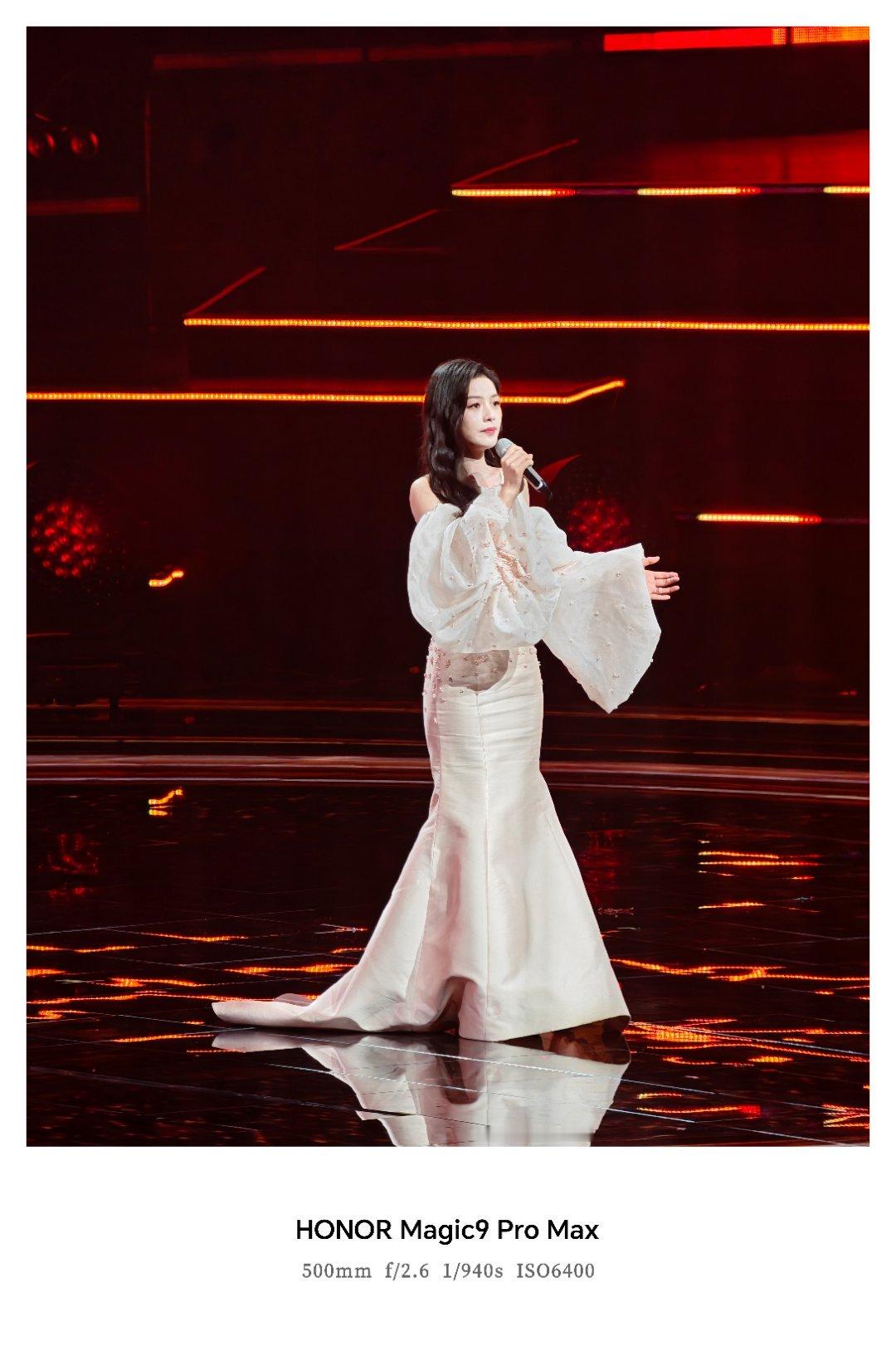 2026湾区升明月大湾区电影音乐晚会的舞台现场，荣耀 Magic9 Pro Max镜头下的陈丽君太美了！
高定礼服，粉鱼尾裙搭配泡泡灯笼袖，一由《荣耀》太震撼了！ ​