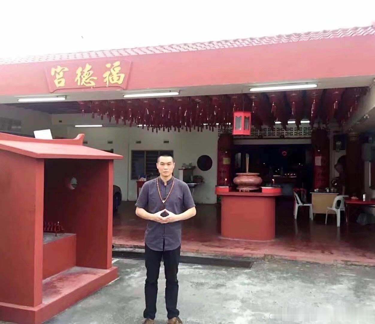 中秋节在风水上讲，是可以拜月祈福的，农历八月十五日中秋节那天也是月光神的圣诞，由于神光普照，每年中秋节晚上月亮特别亮特别圆，因而大家若能诚心敬拜月老，则能感应神灵，心想事成，趋吉开运。具体做法如下：在中秋节晚餐后，全家在一起吃月饼赏圆月時，可以准备三样水果、糕点、拜神纸钱、一个洁净的碗、再焚香烧纸钱向月光神敬拜，口念：月光神在上，今逢您圣诞，信士某某某诚心敬拜月光神，求您大慈大悲，保佑我时来运转，心想事成！