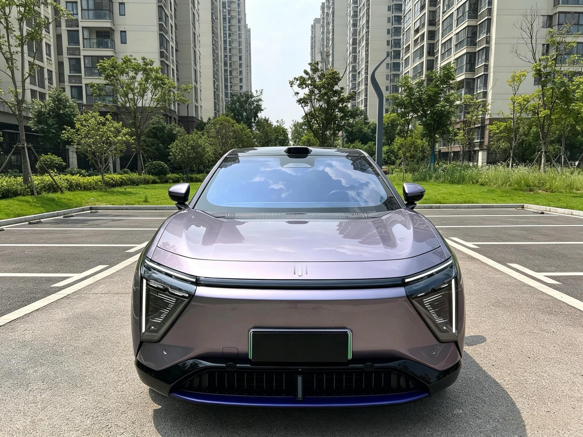 说说对高合 HiPhi Y 的直观感受，它不想做随大流的家用车，这点感受特别强烈。外观内饰都很有自己的想法，新鲜感拉满。可个性往往就要付出代价，有些设计好看归好看，实用性就要往后放一放。能不能接受这种取舍，基本就决定了你对这台车的看法。【来自懂车帝车友圈】