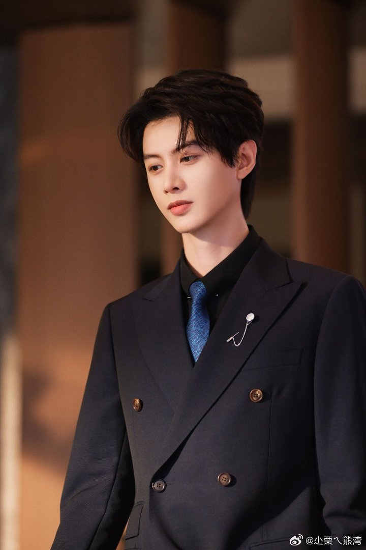 #李柯以何健麒新剧先工后爱##饶雪漫为李柯以何健麒定制剧本# 《影后的剧本出了错》今日开播！冷峻总裁与市井少女的碰撞，先工后爱太好磕，这定制剧本简直是王炸 ​