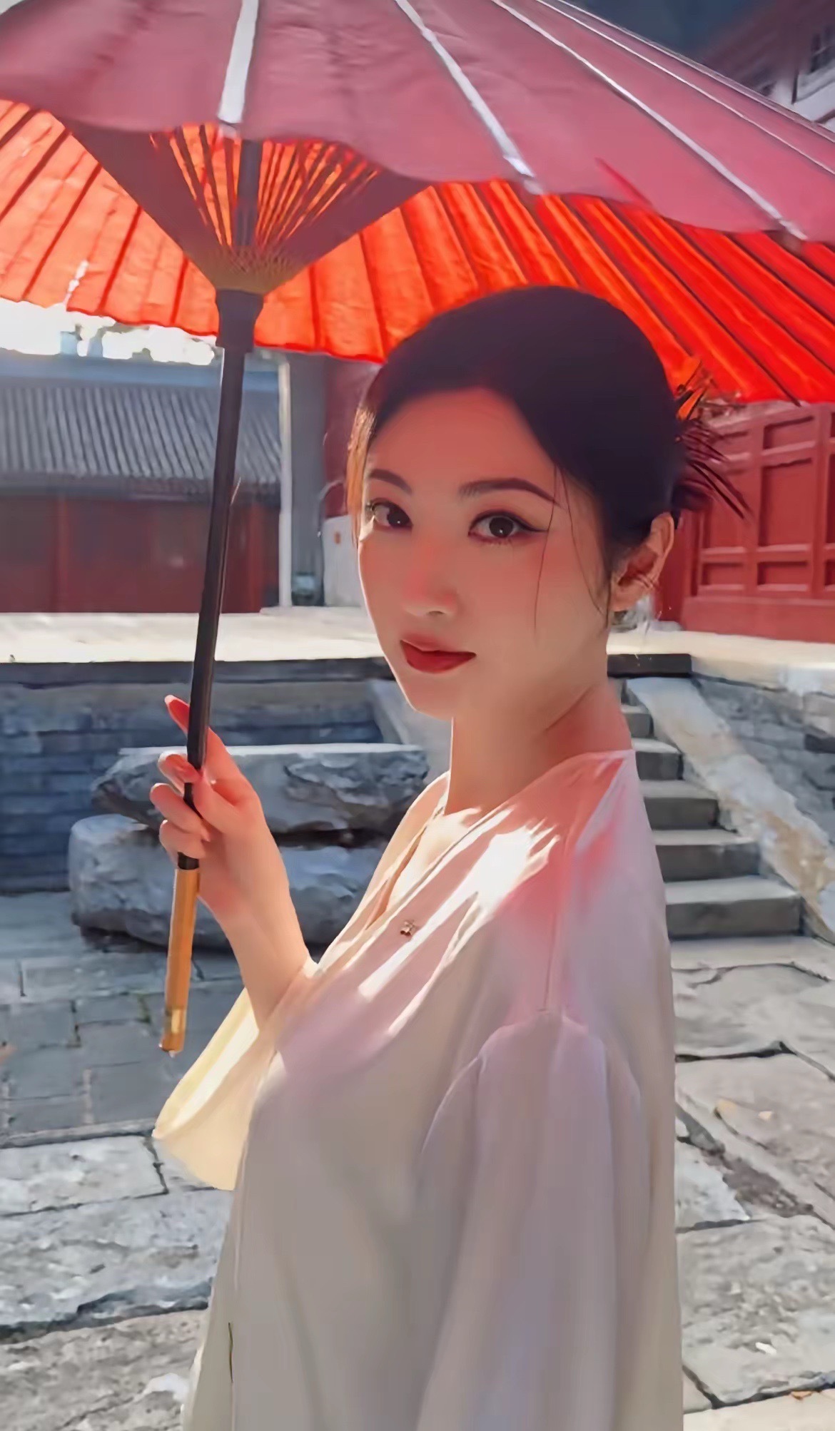 10月9日，孙哥事件后，景甜久违营业
浮光上衣配破碎红纸伞，简约而不简单，整个人透露一个字，贵，两个字，贵气
背景光线随着景甜转伞的动作而变化，现代千金与古代宅院的完美碰撞，梦回司藤
随着内娱对孙哥词条的管控，景甜在孙哥事件中平稳落地，虽然新剧龙骨焚香迟迟没有定档，排播一推再拖，疑似受 ​