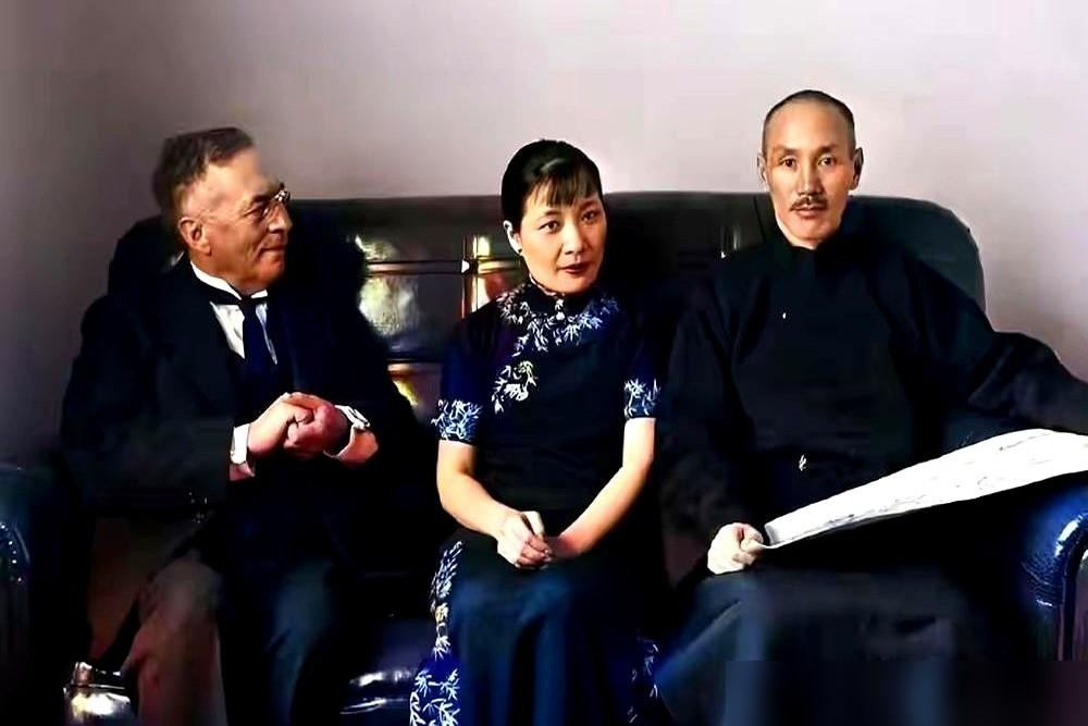 董璇演宋美龄，直接被骂上热搜，说她像物业上门收水电费的。央视大剧《征途》这回翻车了。
你看她演的啥，要么端茶，要么倒水，说话温温吞吞，跟受气小媳妇似的。可宋美龄是谁啊？老蒋都得让她三分，白宫演讲能直接用英语把美国人震住的主儿。
评论区最狠的一句：这哪是第一夫人，这是等着发年终奖的大院儿管家。