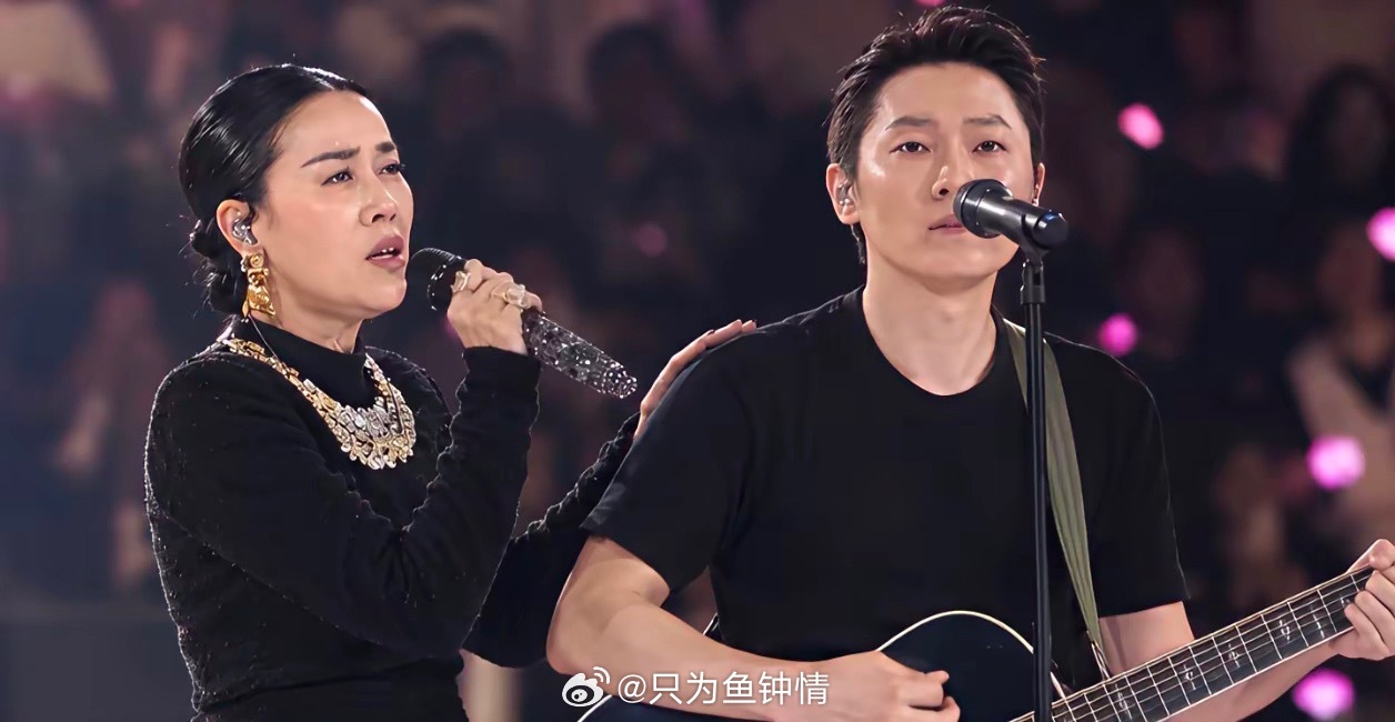 那英在成都演唱会唱到一半，突然把音乐停了。
​她站在台上，声音有点抖，说：“今天早上我接到了一个噩耗。”
​然后临时加唱了一首《弯弯的月亮》，送给刚刚病逝的同门挚友刘欢。
​没有彩排，没有提前报备，她甚至是在台上临时申请了演唱版权。
​可偏偏就是这一版"不合规"的演唱，比任何修音舞台都 ​