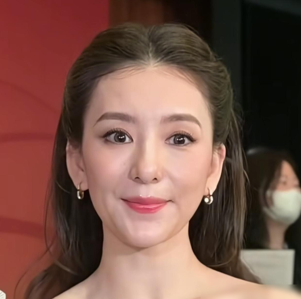 方媛的鼻子，快被网友用放大镜量出火星子了。
她晒初中证件照想证明纯天然。照片里鼻梁确实不低，可有人翻出早期相亲节目，说那会儿鼻头偏圆、侧面还有点鹰钩。
现在镜头再怼脸，鼻头时饱满时发歪，精修图和视频直接打架。粉丝拿中学旧照护主，黑粉逐帧截图找破绽。
同一张脸，有人看见天生，有人看见微调。你品，