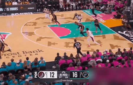 21年前，姚明用一个背运扣篮，震惊了NBA。21年后，文班亚马用几乎同...