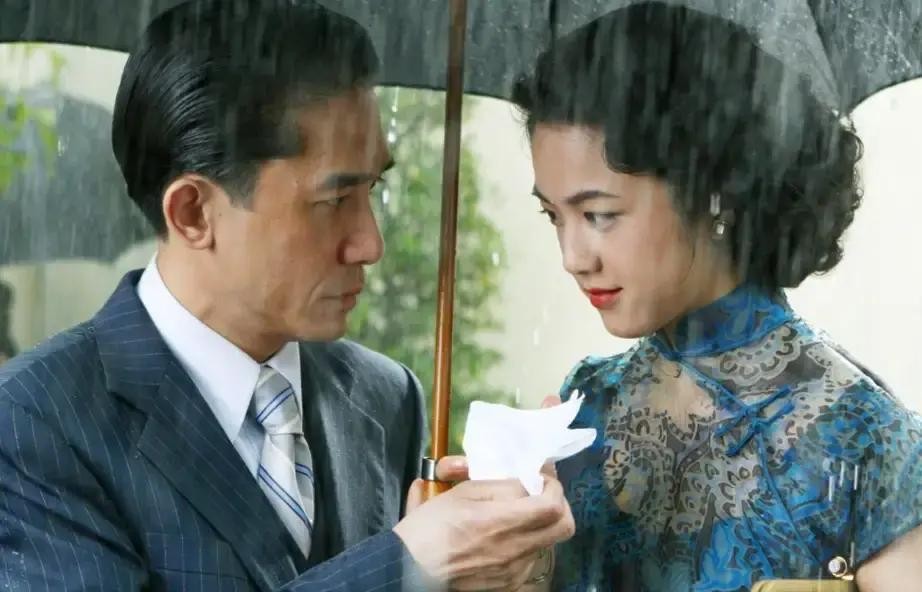 当年，汤唯接下《色戒》，男友田雨大怒说：“你疯了，这种戏你也接？”汤唯直接说：“你知道我赢了谁拿下这部戏吗？你知道这部戏的男主角是谁吗？你知道拍了这部戏我能上升多少吗？”

田雨没接话，他把烟按灭在窗台上，留下一个焦黑的印子。屋里静得只剩暖气片的响声。汤唯盯着合同上李安的签名看，钢笔字迹有点洇开了。
