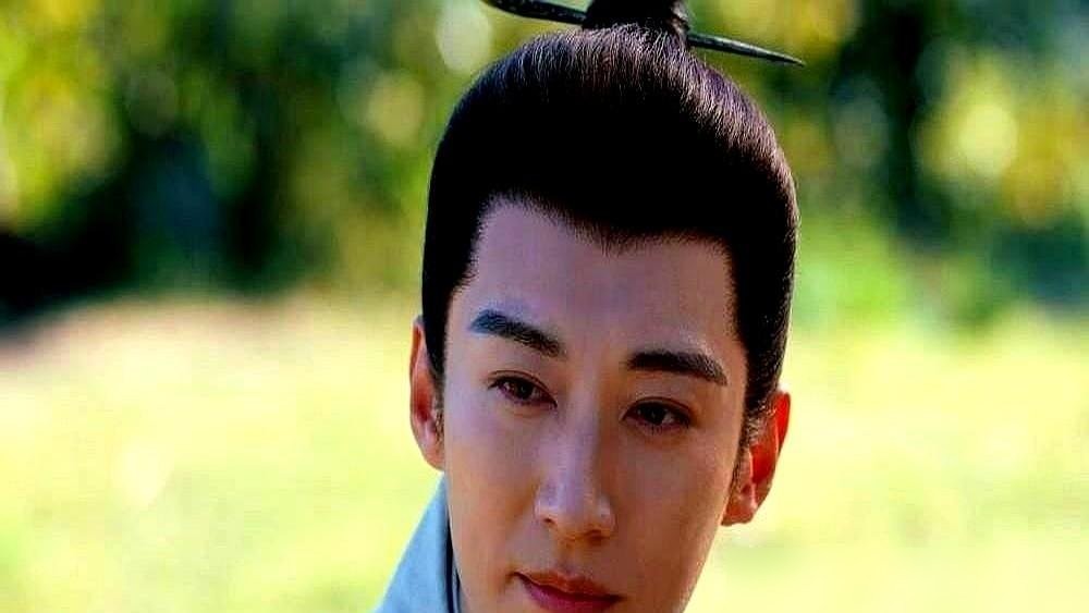 地表快冒烟的40度天，他裹着三层厚棉袍，硬生生演出了大雪封门、浑身冻僵的濒死感。

镜头一挪开，牛骏峰整个人直挺挺栽在滚烫的石板地上，衣服拧得出半碗汗，当场虚脱休克。

他在《兰香如故》里演的韩粱，只是个配角。剧本上轻飘飘写着“雪夜死谏、冻毙御前”，落到肉身上，是三伏天在横店影视城里把汗水硬憋成寒战