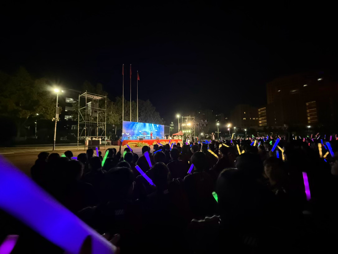 今天安慰一个想家想哭的小女孩 想到那时候我上学也哭也难过 心里面空落落的 突然想到在初中的有一段时间里我好像不感觉到难过了甚至是有点期待开学上学 我慢慢的适应了也有因为g在班里的原因 在学校我能每天见到他 那时候关系还没戳破 我只知道我的想法是我在意他 果然说青春期时的情感是最纯粹的 不考 ​
