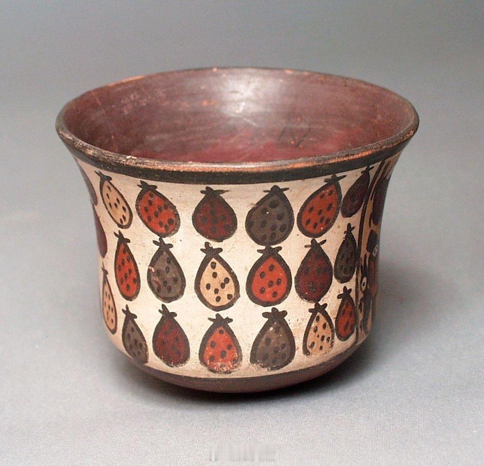 #容器# #文物# 
陶杯，出自秘鲁，是纳兹卡文化的器物，尺寸为8.26 x 9.53 cm，器体饰以不同颜色的果实形纹饰，时代为公元前100年到公元200年，现藏于美国洛杉矶郡立美术馆。 ​