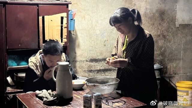 湖南背八个土鸡蛋接考的父亲，又带着八个鸡蛋送儿子去大学
极目新闻 | 全球眼 中国心 瞭望者 思想家 ​