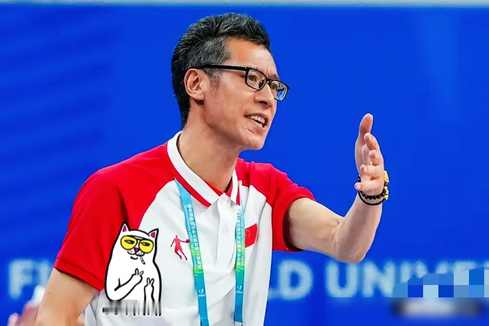 集训两周，带着一帮大学生把美国女篮干了，81比69。这是大运会历史上中国队头一回赢美国。
李笋南就干了一件事：末节美国队疯狂调人冲内线，他直接撤下大中锋刘禹彤，换上唐子婷，全队无限换防。你外线想投？门都没有。第三节还落后，转头一波12比0反超，最后20秒胜局已定，他叫个暂停，把替补全换上去，让每个