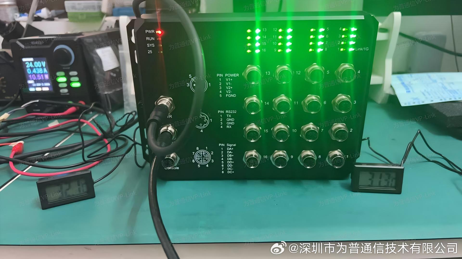 当复兴号动车组以 350 公里时速穿越神州大地，当 055 型万吨大驱劈波斩浪走向深蓝，在这些国之重器的钢铁躯壳之内，有一条看不见却决定生死的 "神经脉络"—— 车载舰载通信网络。而承载这条脉络的核心节点，正是工业交换机。

长期以来，高端轨交车载与舰载工业交换机市场被海外品牌牢牢把持，核心芯片 ​