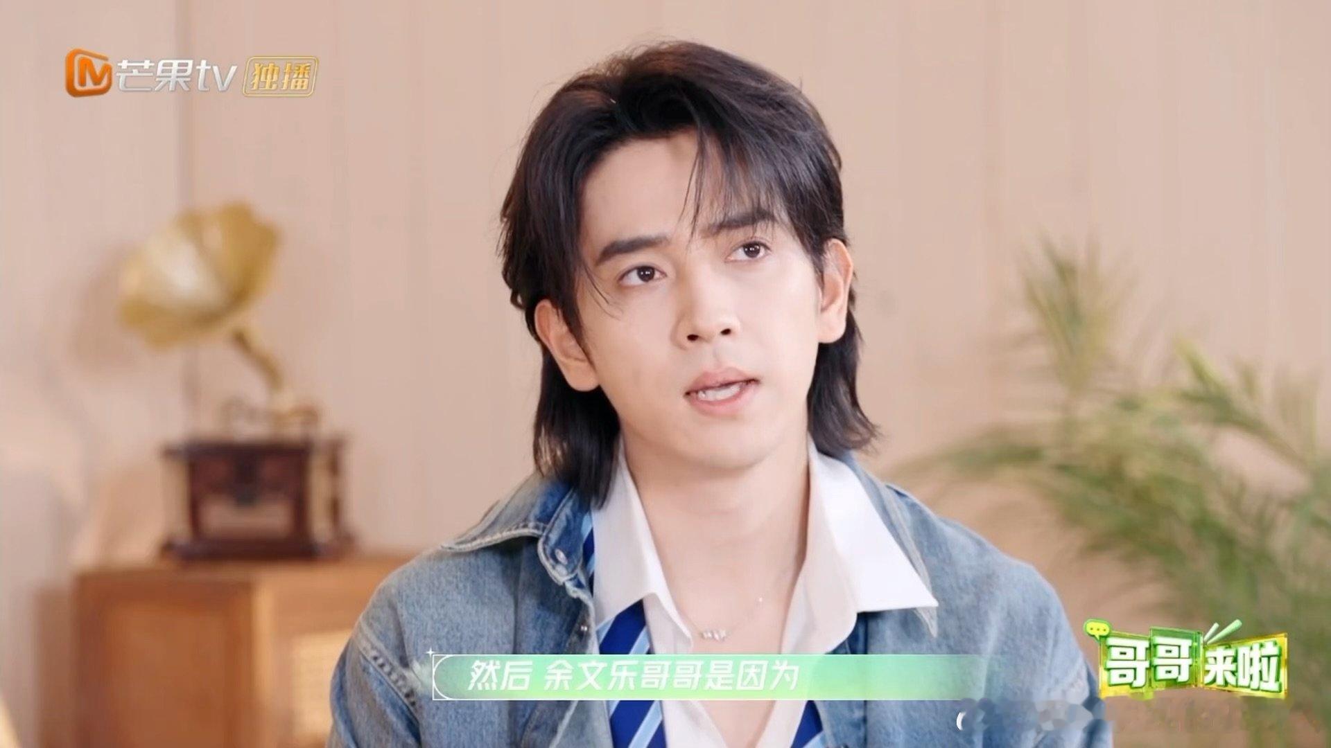 #陈若轩回应在余文乐怀里哭##陈若轩说自己私下是流血不流泪#披荆斩棘暖心幕后！陈若轩平日坚强，情绪破防那一刻，在余文乐怀中卸下所有防备。 ​