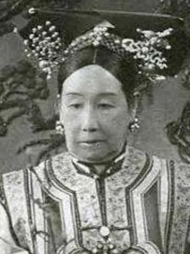 1908年11月，紫禁城里发生了一件让整个帝国都屏住呼吸的事——37岁的光绪皇帝和73岁的慈禧太后，在不到二十个小时内先后离世。
一个皇帝和一个太后，生前关系微妙到近乎对立，死后却几乎同时闭眼。这事放在任何一个朝代都够让人浮想联翩，更何况是大清最后的权力中枢。
于是，一个流传了上百年的说法冒了出来：