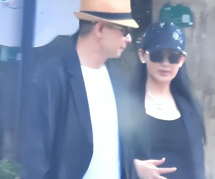 主播直播征婚妹妹送七成遗产，那英悼念刘欢被举报官方当天通报没事，54岁赵文卓陪46岁妻子散步被猜拼四胎，三件事同天炸上热搜到底谁越了界
蓝战非在几万人的直播间里把妹妹拽到镜头前，喊了一句“有没有看上我妹妹的”，然后转头问：“你都28岁了，什么时候结婚？”妹妹眼皮没抬，回了一句：“你结婚后我再结婚，我
