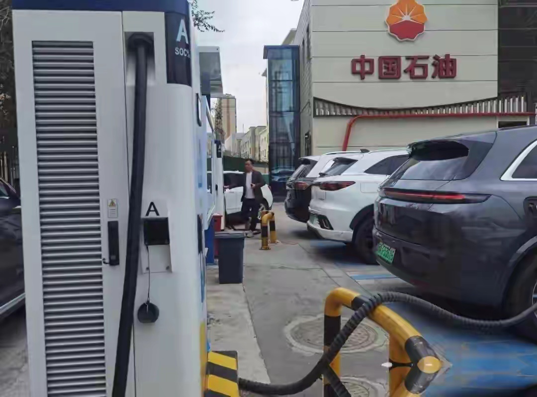 你相信吗？现在还坚持开油车而绝不买电车的人，就是因为这几个点满大街都是...