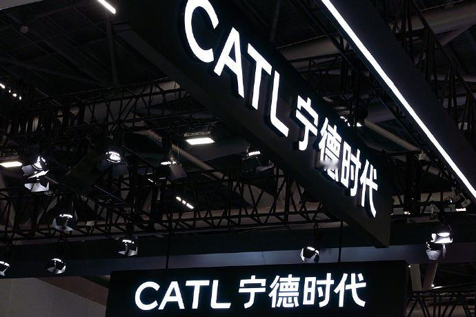 【#新能源汽车3分钟充电80%不是梦#】

超快充赛道正在疯狂"内卷"，充电速度已经精确到秒。宁德时代第三代神行超充电池实现等效10C、峰值15C超充能力，10%充至80%仅需3分44秒，10%充至98%也仅需6分27秒，常温满电6分钟。

国轩高科第五代磷酸铁锂电池支持最高12C极速快充，10%到80%最快4.9分钟，10%到97 ​