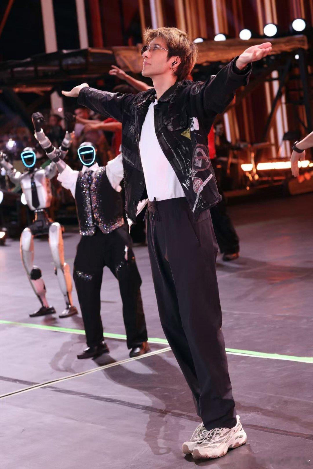 #王力宏也被重庆辣到了##在王力宏重庆演唱会吃到自助火锅#王力宏重庆场舞台设计超用心，水炮搭配曲目，性感氛围感拉满，身材状态好到惊人。 ​