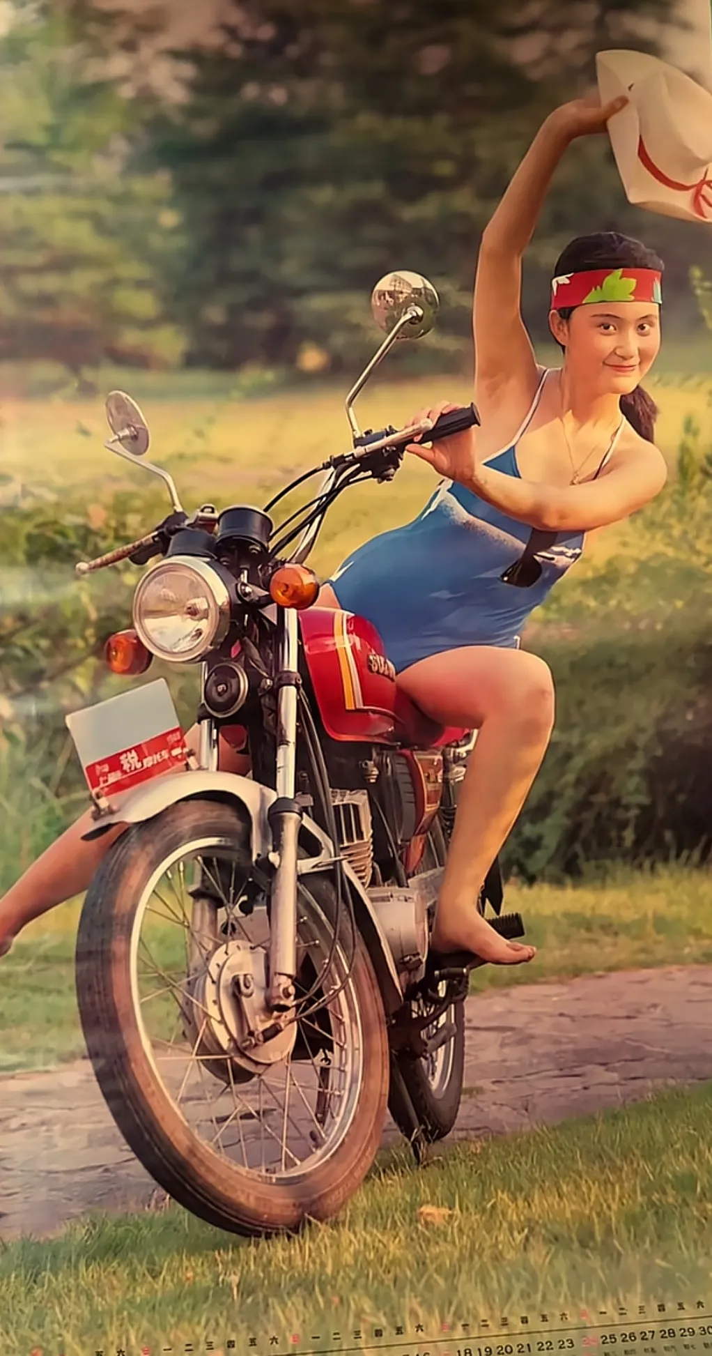 靓车美女，永不过时。 那时，一辆合资的摩托车，是富起来的象征，配上美女...