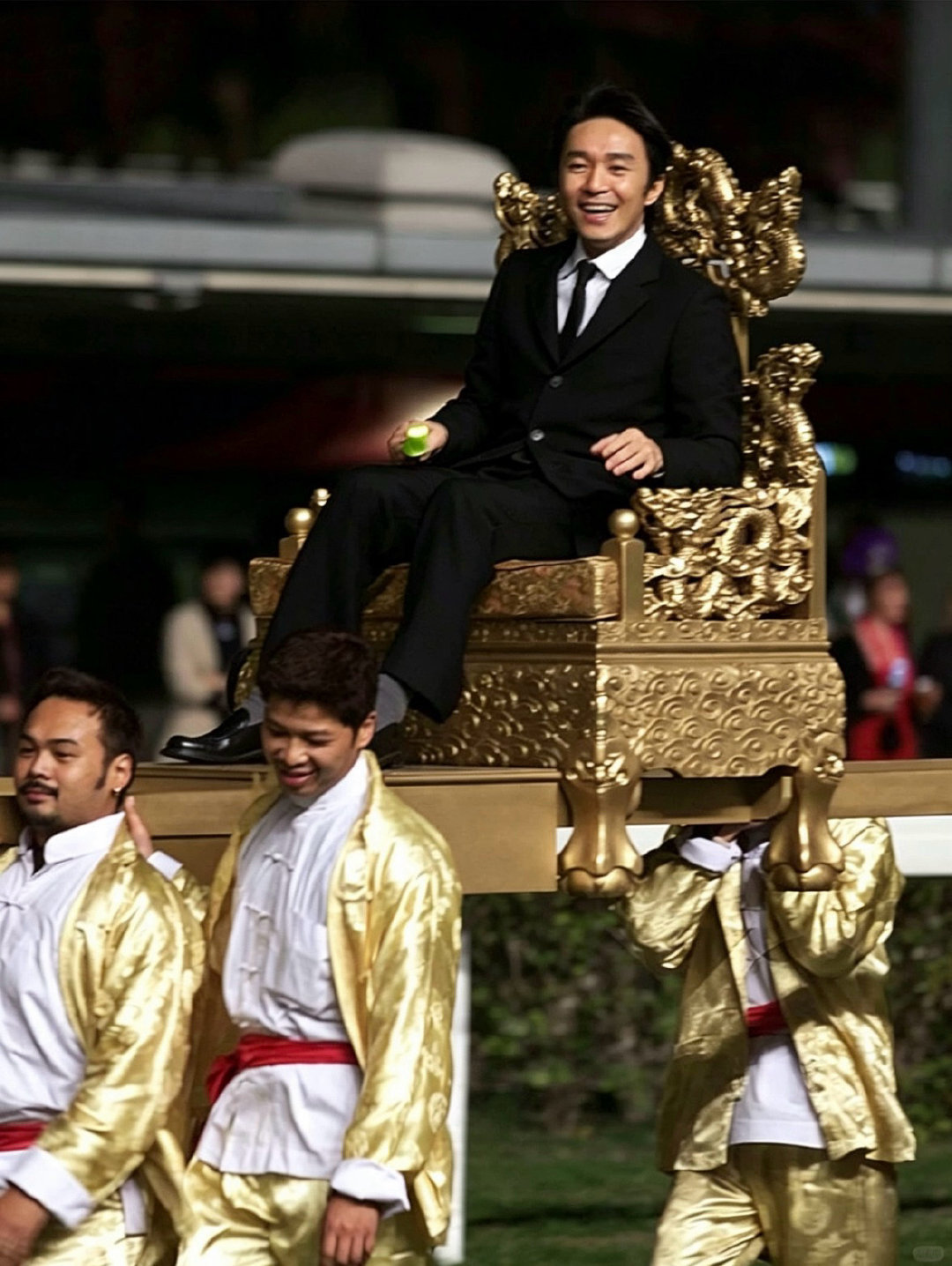 一张没见过的周星驰照片。参加2000年元旦的活动坐在龙椅上被抬着出场，不愧是星爷，喜剧之王！票房之王！ ​