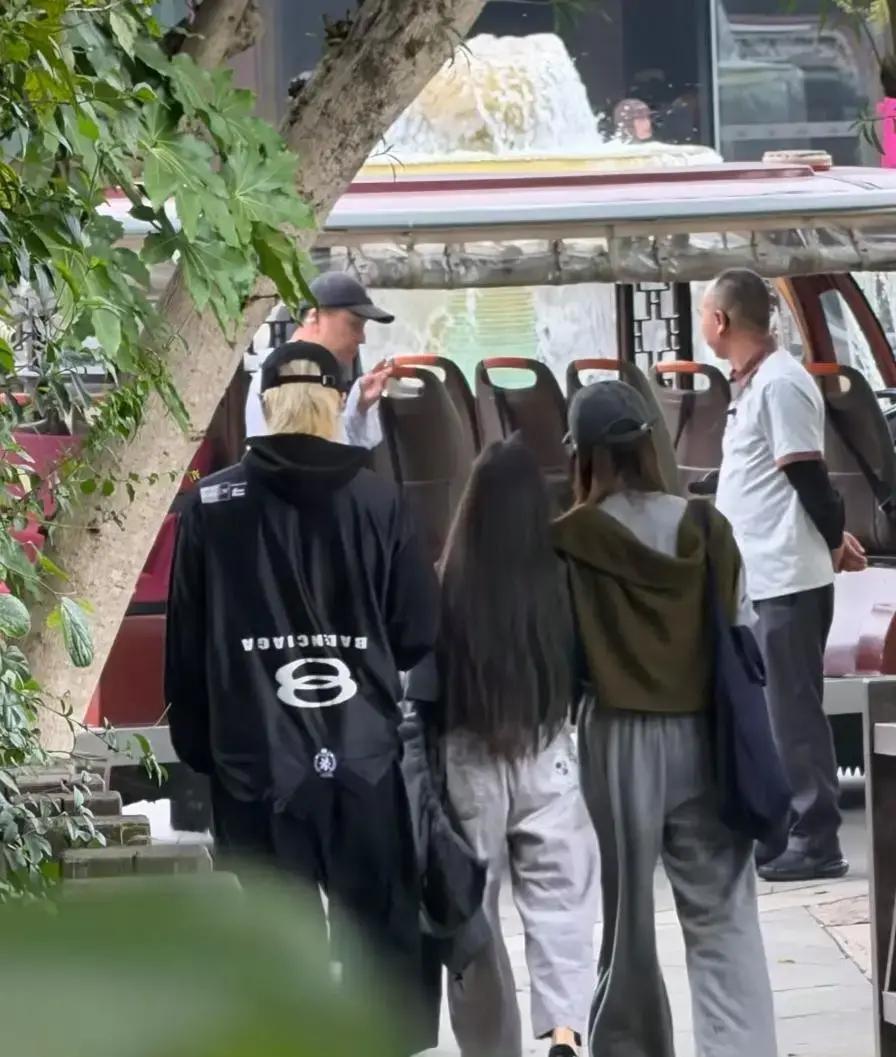 戚薇带女儿现身乌镇，母女同框那一刻，不少路人都看愣了。
11岁的孩子个头窜得飞快，挽着妈妈的胳膊走在青石板路上，背挺得笔直，远远瞧着跟一对小姐妹没两样。
当年那个在镜头前奶声奶气、古灵精怪的小姑娘，一转眼都快赶上妈妈高了。
母女俩这身私服打扮很随意，但走在古镇里就是扎眼。戚薇自己的
