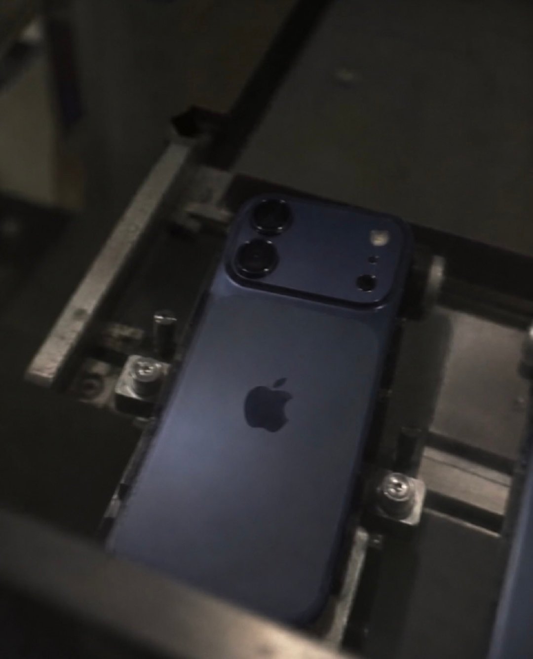 #iPhone18外观曝光#这图感觉有点假，标准版给激光雷达不是徒增成本吗？还有铝合金一体式机身，真长这样Pro不用卖了[二哈] ​