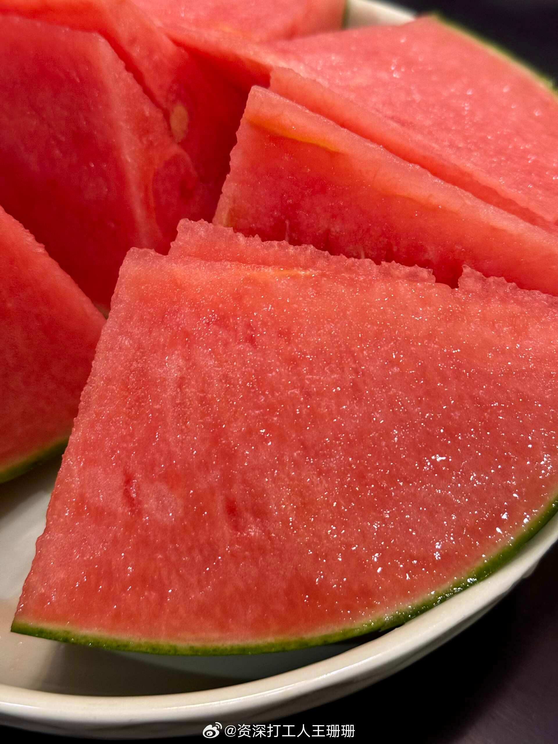 今天买的西瓜很懂事🍉 当你买到一个公摊面积很小的西瓜 而且又甜又脆 ​​​