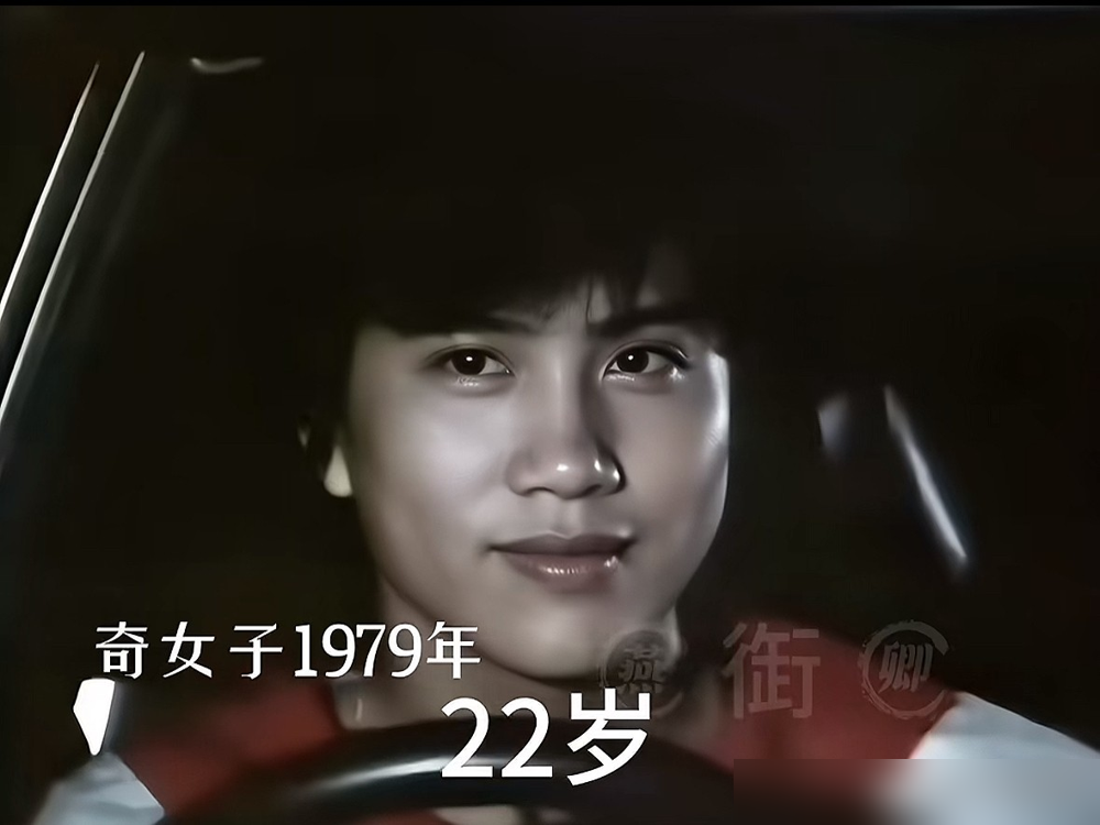 万梓良在片场嗷嗷吼，周润发直接跟王晶撂了句话：你演成这样，我怎么接？斗夸张我斗不过你。
《江湖情》那场戏，万梓良情绪拉满，青筋都爆出来了。换别人早跟着飙上了。
周润发偏不。他往那一站，没大动作，就靠一双眼睛盯着对方，一点点把你压回去。
吕良伟在旁边看完说了句大实话：真正的气场，从来不是谁嗓门大