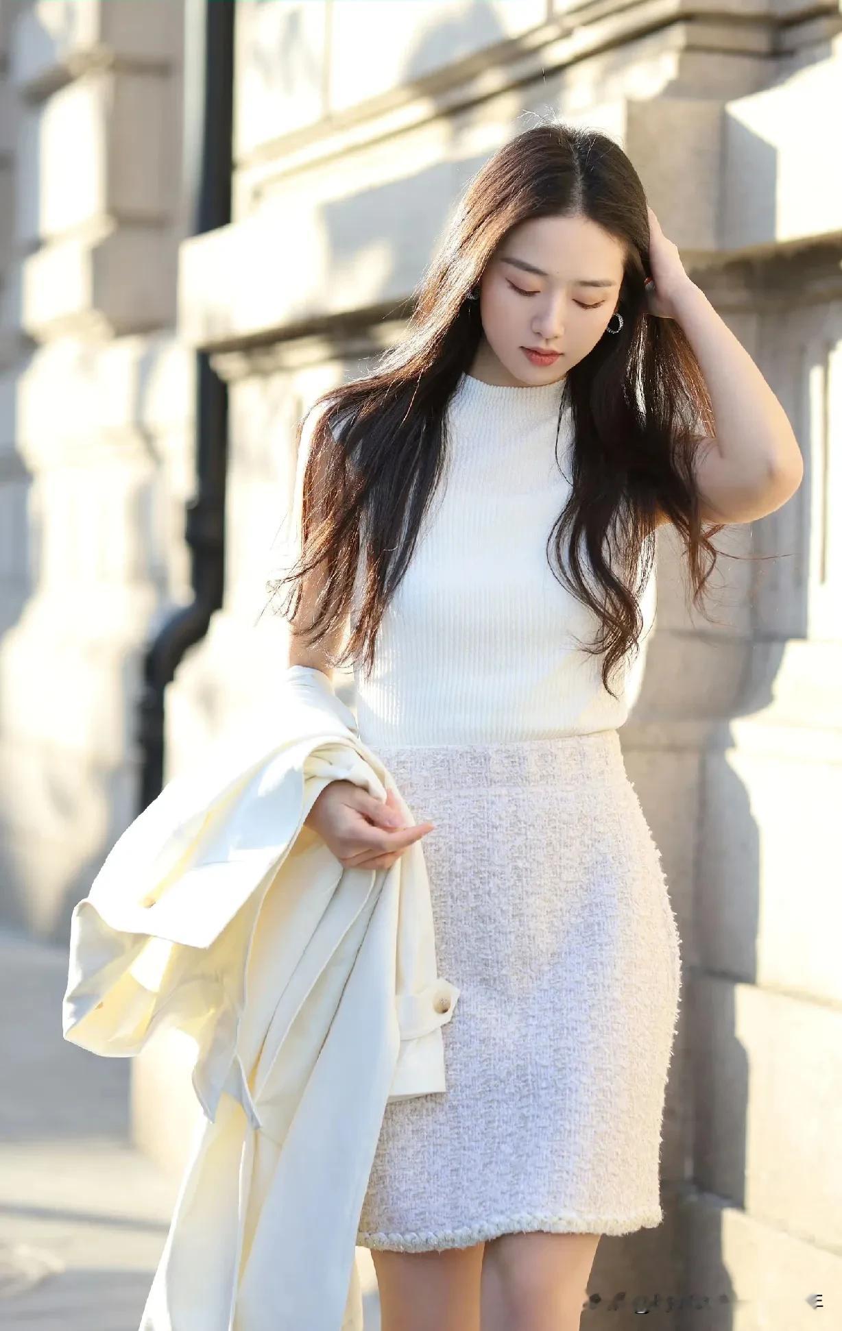 [机智]温婉如玉:小姐姐的笑容如春风拂面，眉眼透着柔和的光辉，仿佛一块...