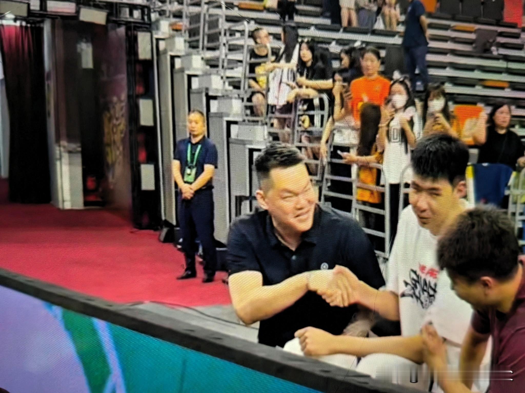 朱芳雨赛前特地找到徐昕握手寒暄，意思就是说：自己人，下手轻一点，俗话说...