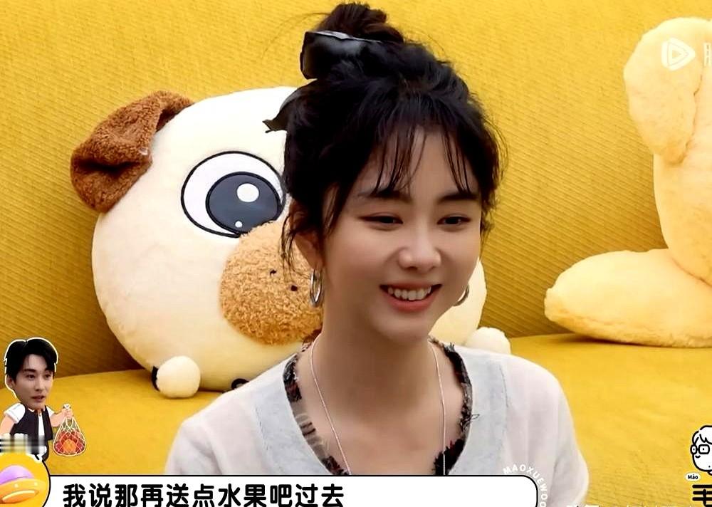 “哥们，亲个嘴吧。”男演员一开口，粉红泡泡碎了一地，谭松韵直接笑瘫在镜头前。

这俩人在片场彻底杠上了。不是抢戏，是抢着买单。刘学义前脚刚端来一杯美式，谭松韵后脚必须塞过去一块慕斯。

战火迅速升级。咖啡换蛋糕，水果顶上珍珠奶茶。一天连折腾四五趟，硬生生把两边助理跑断了腿，靠在旁边连连告饶。等到了拍