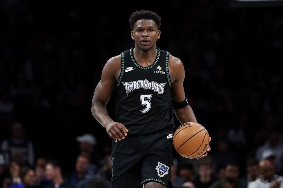 美媒晒出：排名未来前景最好的10支NBA球队：

1. 马刺
2. 雷霆
3. 森林狼
4. 奇才
5. 老鹰
6. 活塞
7. 76人
8. 爵士
9. 尼克斯
10. 黄蜂#nba# ​
