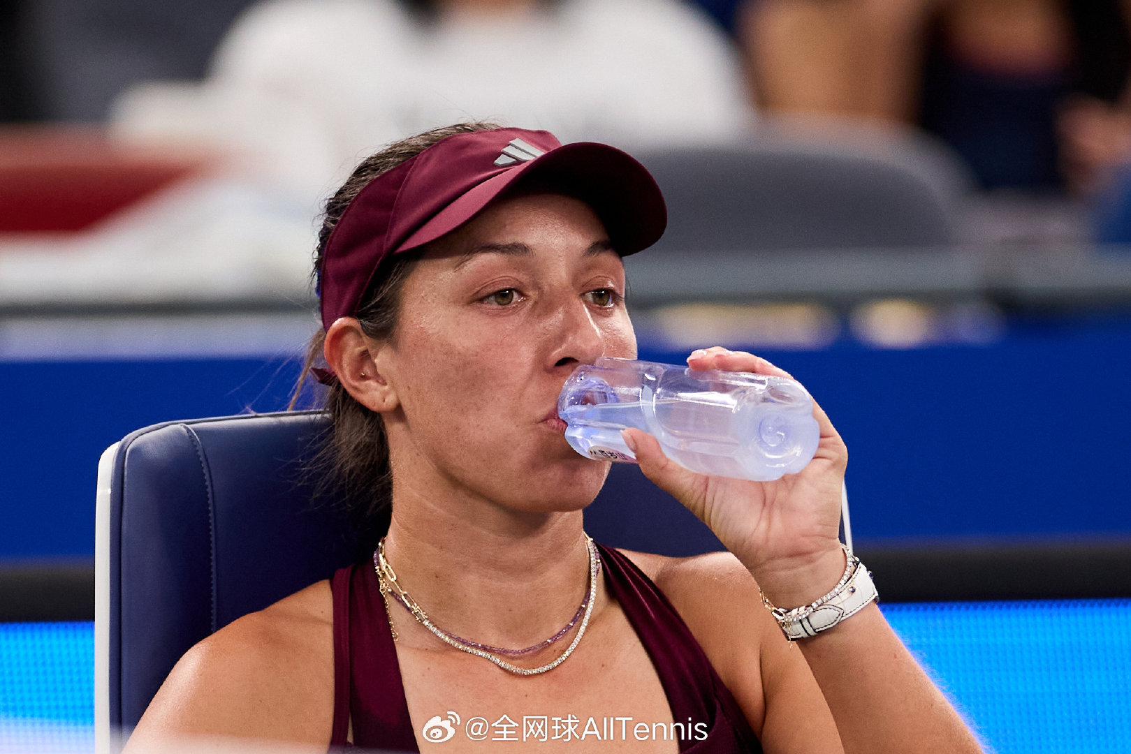 #wta[超话]# 佩古拉武网首秀浪费赛点出局‼️

WTA武汉网球公开赛女单次轮，2号种子佩古拉在次盘抢七错失3个赛点，最终以6-2/6-7(7)/3-6不敌奥斯塔彭科，首秀出局！

#2026武网##wta我们在这里# ​