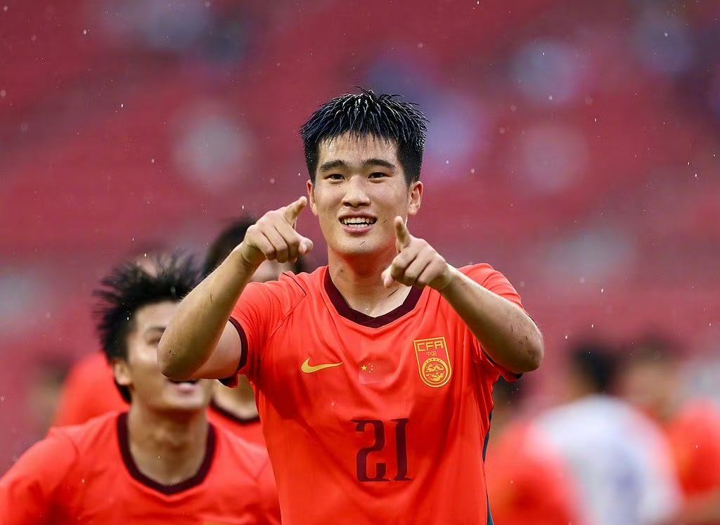 #u23国足进四强# 🔥燃炸！U23国足3-0横扫泰国，时隔28年杀进亚运四强！

彭啸造乌龙破僵，胡荷韬下半场开场闪击，张玉宁替补登场一剑封喉，全场零封对手，踢得硬气、赢得痛快！从2002年改制以来首进四强，打破八强魔咒，这一夜，属于这群敢拼敢冲的年轻战士！

28年的等待，终于等来这场酣畅大胜。没 ​