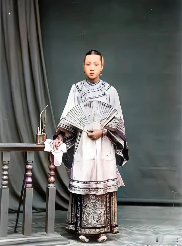 1864年，16岁的她进入李府，一张老照片引出晚清最悲凉的侍妾故事

一张上色老照片，让无数人惊叹于晚清女子的美貌。网传她是李鸿章16岁的侍妾冬梅，但翻遍史料，也找不到关于这张照片的任何记载。她真正的身份，至今仍是谜。

照片或许是后人附会，但“冬梅”这个名字在历史上确有其人。她本是李鸿章继室赵小莲