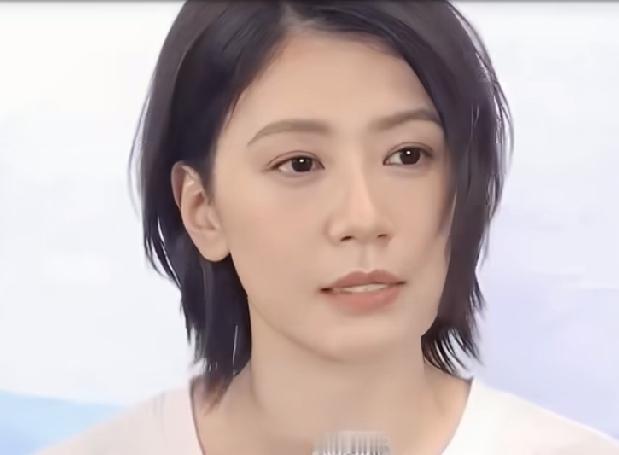 大女儿刚传出新恋情，被问到有没有叮嘱孩子注意保护自己，贾静雯一句“开心就好”，直接把大家整不会了。
换作寻常当妈的，家里姑娘一谈恋爱，哪怕嘴上不说，私底下安全防线早就拉得严严实实。
千叮咛万嘱咐别吃亏、别上当、别轻易越界，生怕走错半步。
贾静雯倒好，不仅不给设防，还半开玩笑地搬出自己：当年妈妈