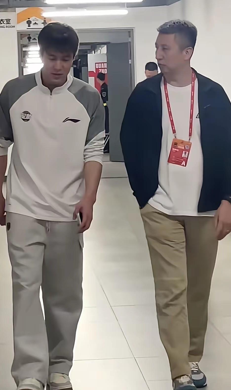 昨天晚上广州体育馆有点不一样，郭艾伦突然出现在观众席，一下子成了全场焦...