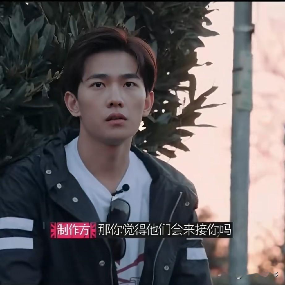 内娱男明星里，
我最看不懂的就是杨洋了，
不是他这个人

的智商忽高忽低！很难说清他到底是拉高了花少智商，还是拉低了。

杨洋可以为了躲避摄影机，去走廊换衣服，被井柏然提醒才恍然大悟，可以去厕所换。

当宁静因为里面的衣服都湿了，坚决要求下山时，杨洋提出用睡袋给她搭一个临时更衣室，完美解决她的问题！