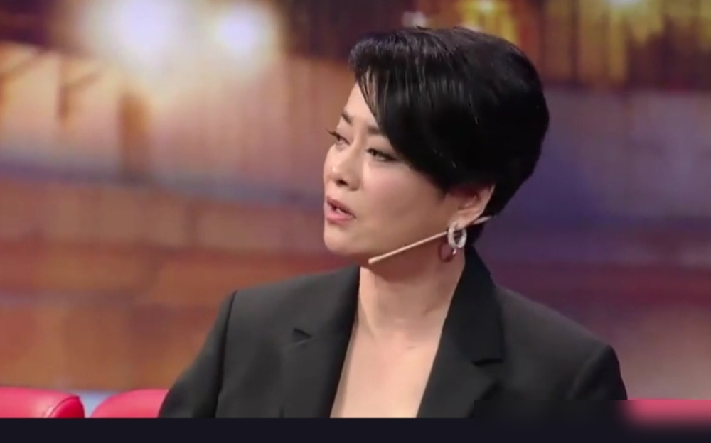 十年前全网骂许晴矫情，如今才看懂毛阿敏那顿饭局有多狠。
刚录节目，毛阿敏一口一个宝贝哄着许晴。到了土耳其晚宴，风向变了。为了融入宁静的多数派，她半个身子背对许晴，热聊不断。
许晴两次小声要钥匙，毛阿敏装听不见。最后逼得许晴找井柏然传话，才拿到钥匙崩溃离席。事后毛阿敏一句没懂她为啥哭，撇得干干净净
