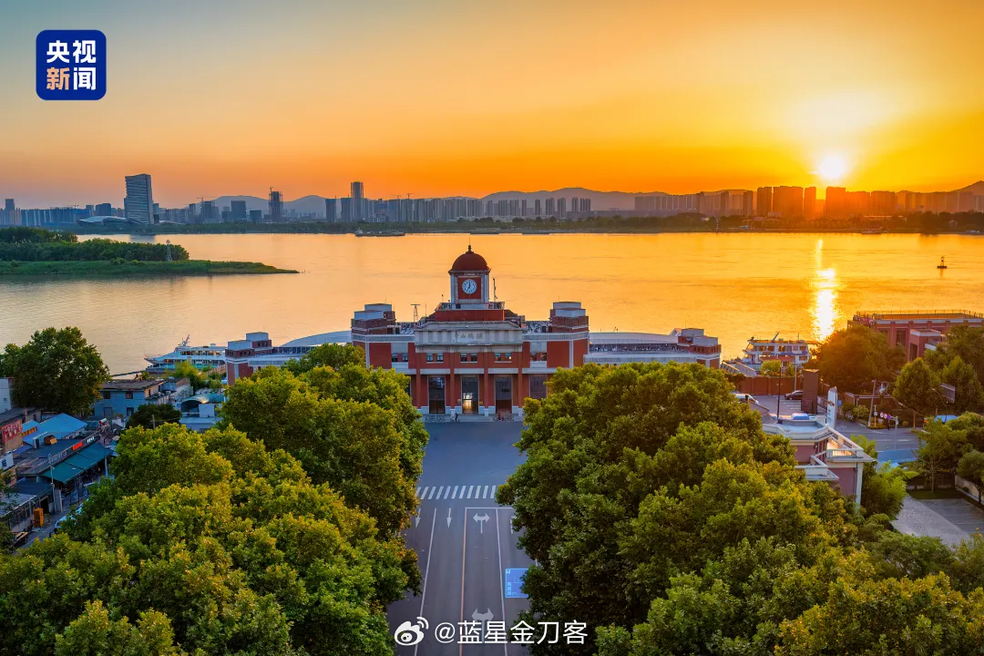 南京具有性价比的东西有很多，中山码头的轮渡确实算一个。记得带电动车也是2块钱，对吧？ ​​​