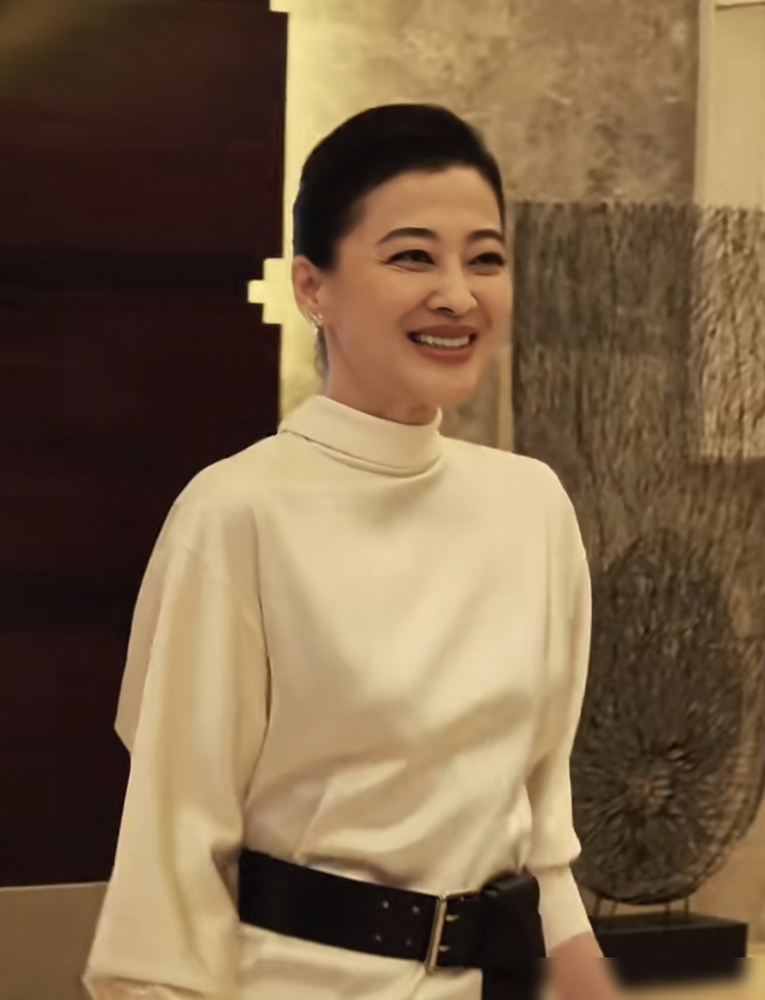 金鹰奖红毯这次是真不给修图师留活路啊。
蒋欣瘦得锁骨能养鱼，头小肩薄，站在那跟换了个人似的。秦海璐48了，不追那排骨精的审美，一身松快劲儿，反而把一帮小年轻压得死死的。
最好看的还不是红毯。是梅婷拿女配那一下，秦海璐眼泪唰就下来了，宋佳蒋欣全蹿起来去抱她。那反应不像演的，根本搂不住。
宋佳靠《