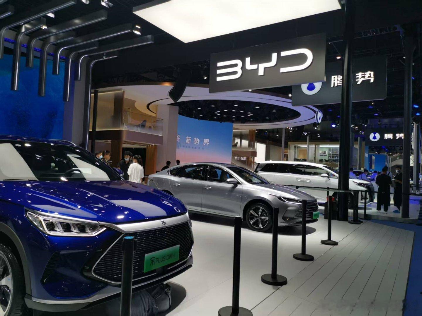 聚焦“中汽认证中心”停业整顿、一汽与广汽央地重组、华为与赛力斯关系调整、比亚迪大规模召回等，放在平常哪件都不是大事？背后的焦虑又何止这些？用业内人士的话说，这都是非一日之寒，知情者谁不捏一把汗？揭开来看，这只是冰山一角。从“引进来”到“走出去”，中国汽车历经的风风雨雨，如今面临的 ​