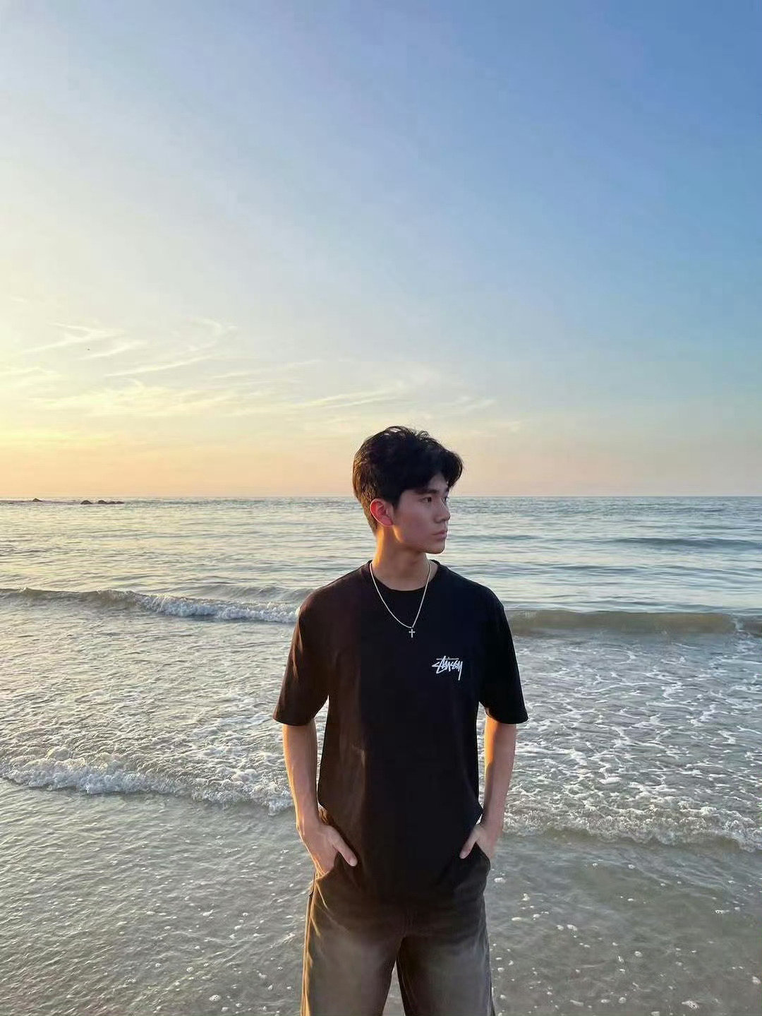 #新浪娱乐[超话]##大S外甥近照# 迎着海风漫步沙滩，没有浓妆滤镜，原生五官优越，满满的阳光大男孩既视感 ​