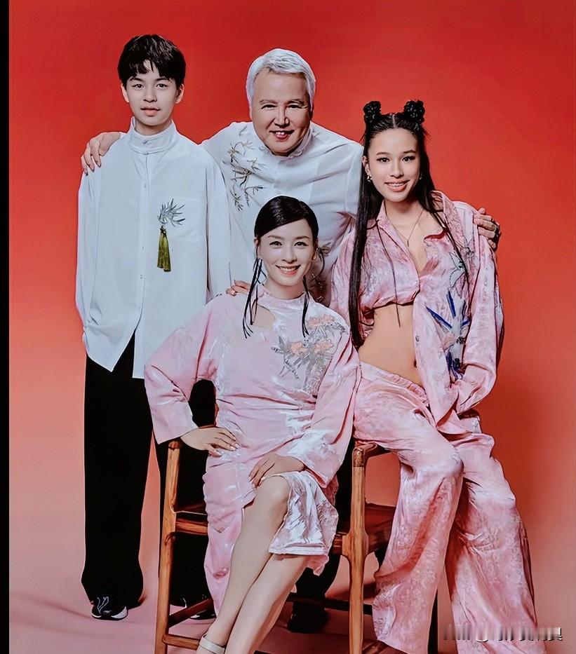 张庭———标志性酒窝的大美女
      张庭发的这张全家福，儿子生得十分俊朗，女儿也很漂亮，有一种混血感，真应了女大十八变的老话。
       还记得她的女儿小时候曾被网友调侃长得又黑又不起眼，如今却透出几分混血感，落落大方十分漂亮，眉眼间既像爸爸也像妈妈，着实把父母的好基因都继承了下来。