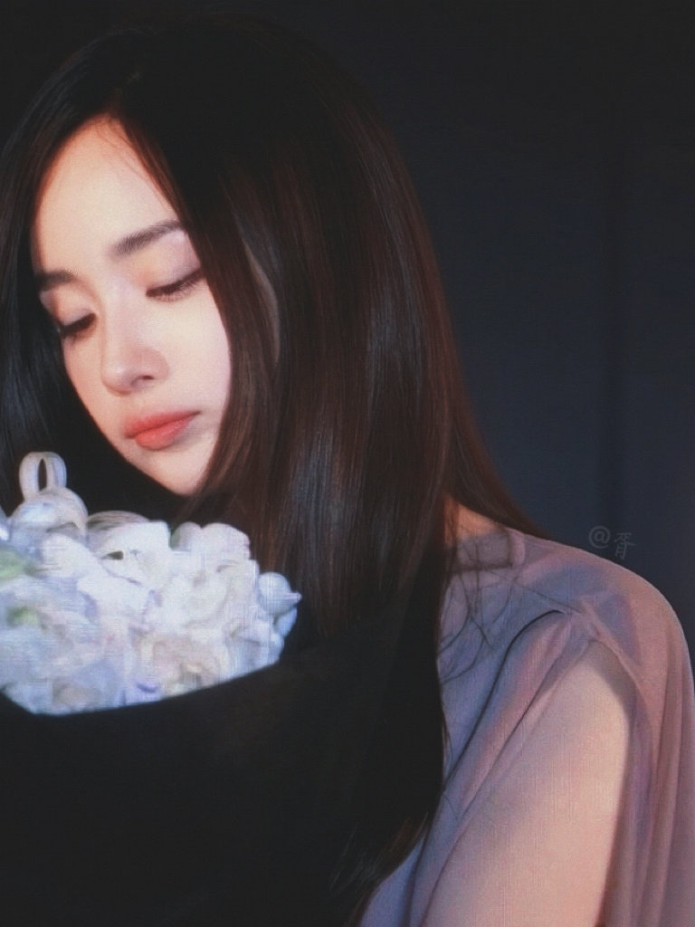 “像是百花撞了春风
           见你时，你是惊鸿” 🥀


谁懂图1完全氛围感女头[馋嘴]
素材：
#杨幂[超话]# ​